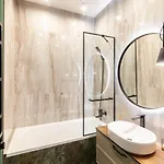 Leogrand Vip On Lesi Ukrainky 7 *